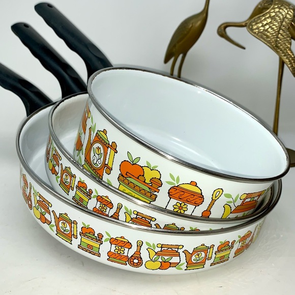 v i n t a g e :: 3 Vibrant Midcentury Enamel Pans Pot Cookware - Picture 14 of 15